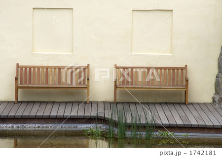 並ぶ椅子 1742181