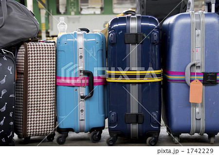 旅行イメージ　並んだスーツケース　物撮り 1742229