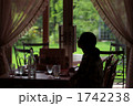 食事を終え一休みしている女性。 1742238