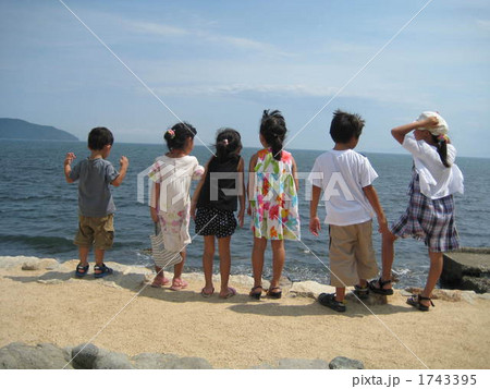 海と子供たち6人 背中 海と子供たち6人 背中 1743395