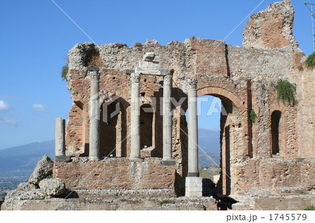 シチリア、タオルミーナのギリシャ劇場　イタリア 1745579