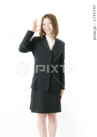 OKサインの女性社員 1745747