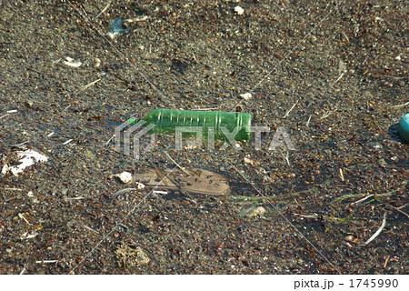 海面に浮かぶゴミ 海面に浮かぶゴミ 1745990