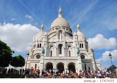 パリのモンマルトルの丘に建つサクレクール寺院 1747435