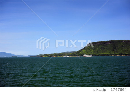 高松港沖から屋島を臨む2 1747864