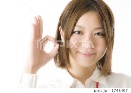 OKサインの女性社員 1748467