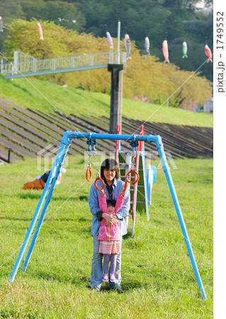河川公園で遊ぶ親子 河川公園で遊ぶ親子 1749552