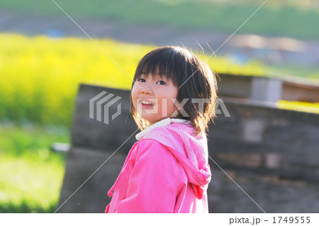 河川公園で遊ぶ3歳女児 河川公園で遊ぶ3歳女児 1749555