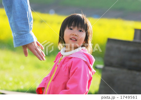 河川公園で遊ぶ3歳女児 1749561