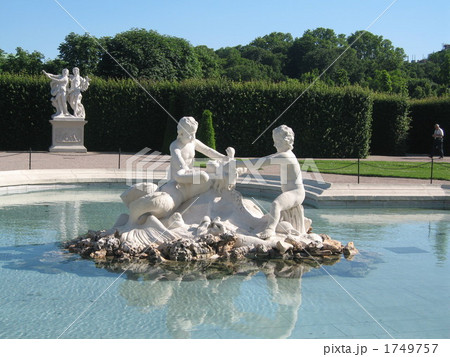 ウィーン、ベルヴェデーレ宮殿庭園内の池 1749757
