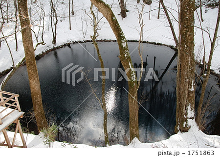 冬の十二湖・青池【青森県深浦町】 1751863