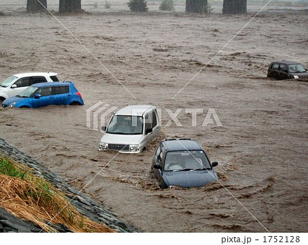 ｈ ２２ 台風９号により増水する酒匂川の写真素材