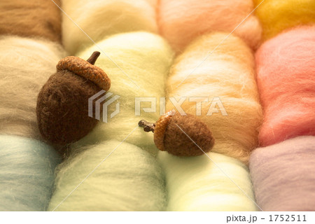 羊毛と羊毛ドングリ２個 1752511