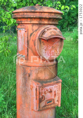 廃止になった古びたポスト（HDR) 1753022