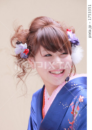 振り袖姿の女性 振り袖姿の女性 1753351