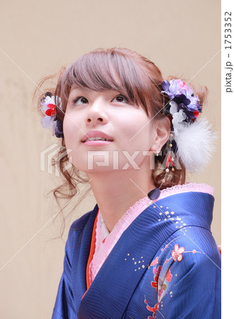 振り袖姿の女性 振り袖姿の女性 1753352