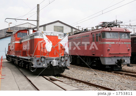 JR東日本 大宮工場でのDD51とEF80 1753811
