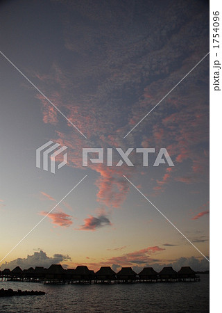 ボラボラ島水上コテージ夕焼け 1754096