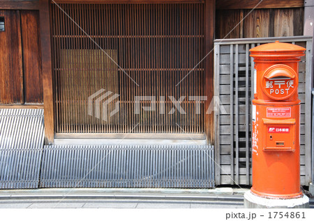 町家の軒先と丸ポスト 1754861