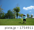 自然の中で遊ぶ子ども 1754911