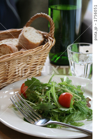 サラダとパンと 1756051