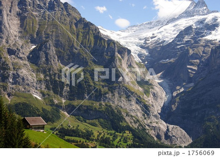 スイスアルプスの氷河を望む風景 1756069