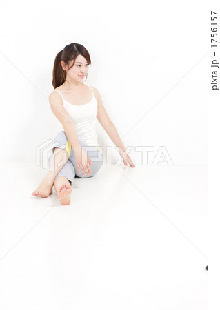 ストレッチする女性 1756157
