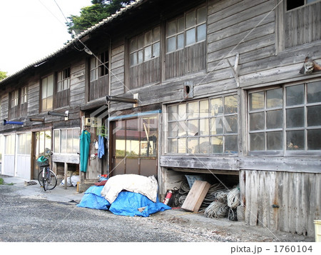 総出で海へ　ひっそりとした番屋 1760104