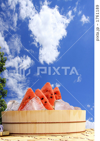 青空と雲と氷で冷えたスイカ　縦位置 1761189