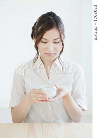 お茶を飲んでいる若い女性 1763023