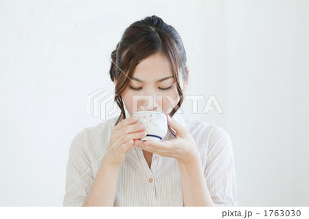 お茶を飲んでいる若い女性 1763030