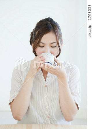 お茶を飲んでいる若い女性 1763033