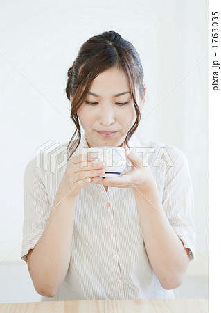 お茶を飲んでいる若い女性 1763035