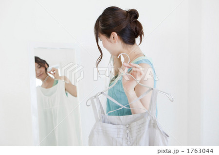 洋服を選ぶ女性 1763044