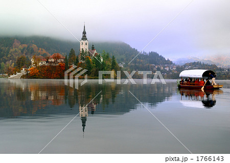 スロベニア・紅葉と霧のブレッド湖　手漕ぎ船　 1766143