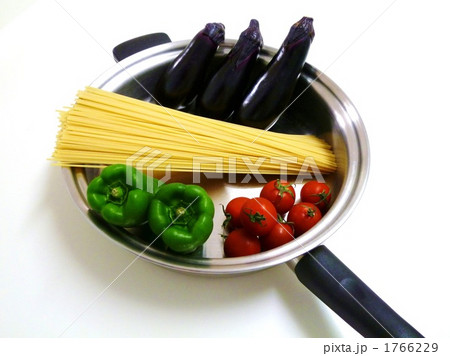 フライパンの中のパスタと夏野菜 1766229