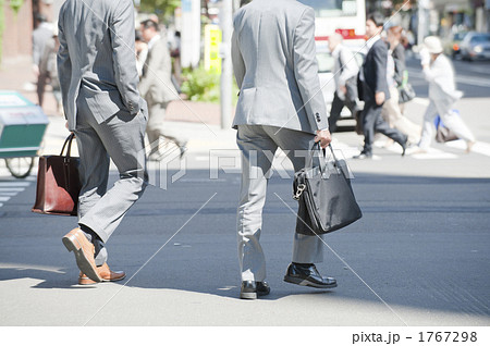 雑踏のサラリーマン 1767298