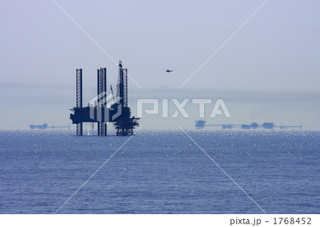 紅海の石油プラットフォーム 1768452