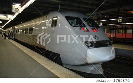 ストックホルム中央駅に停車中のエーテボリ行き特急列車 X2000 1769370