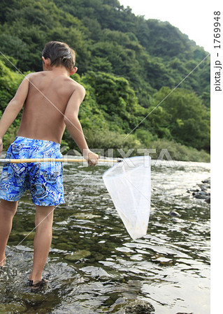 川で魚とりをする少年 1769948