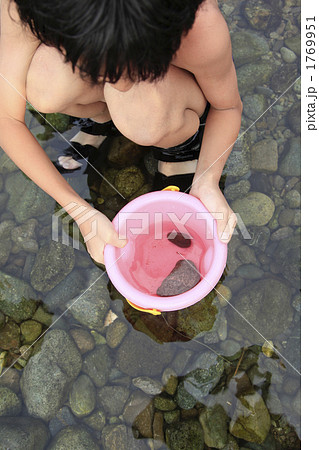 川で捕まえた小魚のバケツをのぞく少女 川で捕まえた小魚のバケツをのぞく少女 1769951
