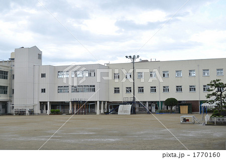 雨の日の校庭の写真素材 雨の日の校庭の写真素材
