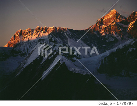 メラピークハイキャンプより右エベレストと左ヌプツェの夕焼け　【ネパール】 1770797