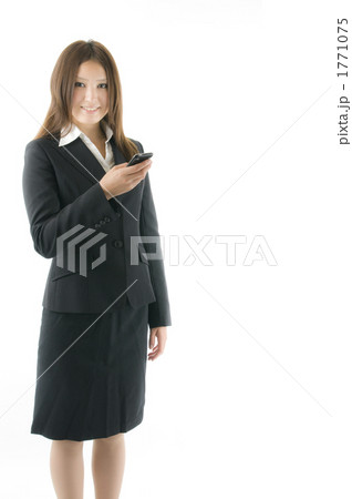 スマートフォンと女性社員 1771075