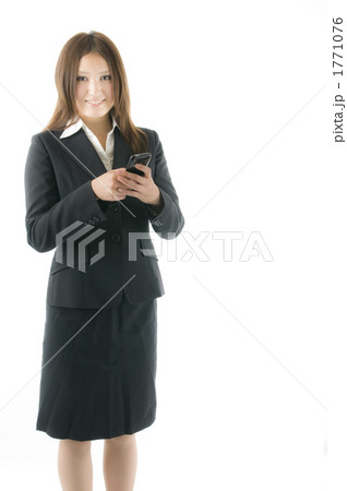 メールする女性社員 1771076