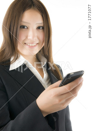 スマートフォンと女性社員 1771077