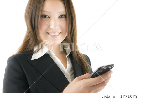 スマートフォンと女性社員 1771078