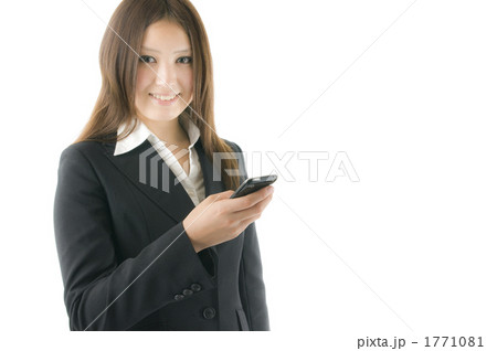 メールする女性社員 1771081