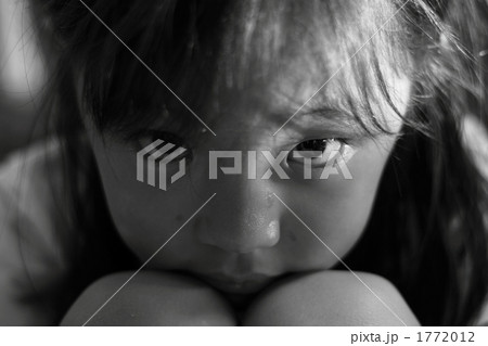 座ってこちらを見る女の子 1772012