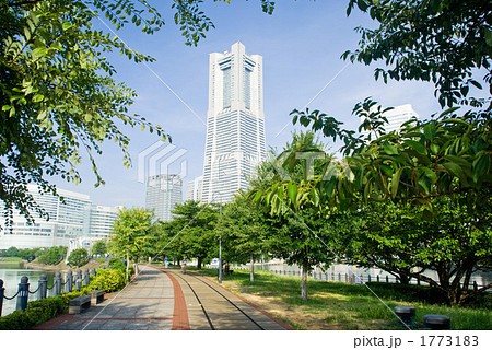 汽車道とランドマークタワー 1773183